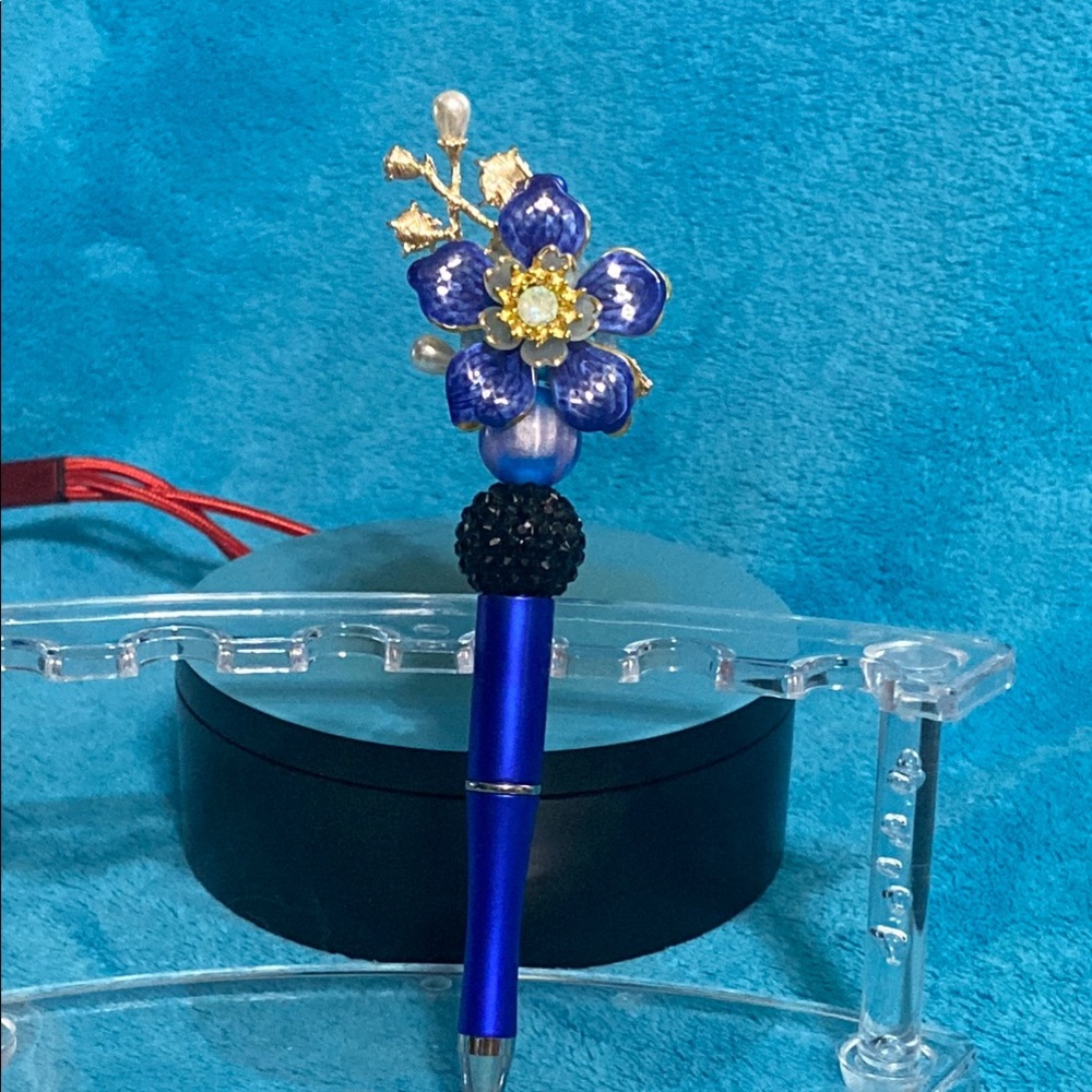 Elegant Blue Floral Pen